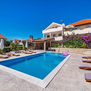 Merita With Pool Apartament